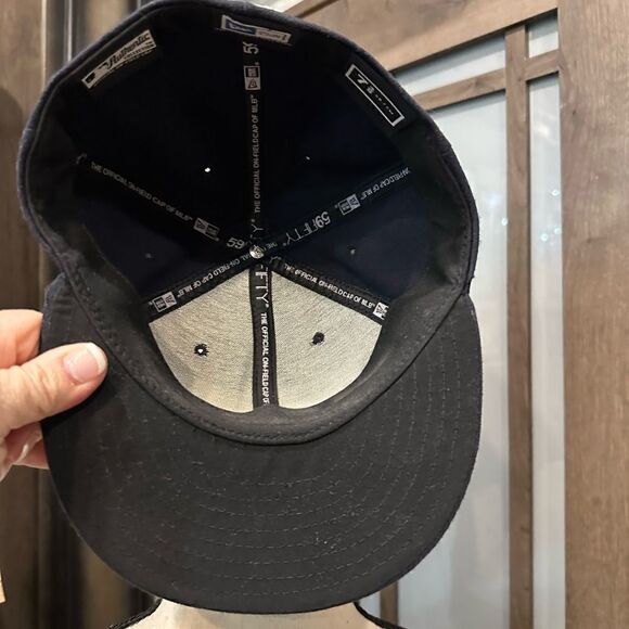 Red socks Hat - Picture 3 of 5